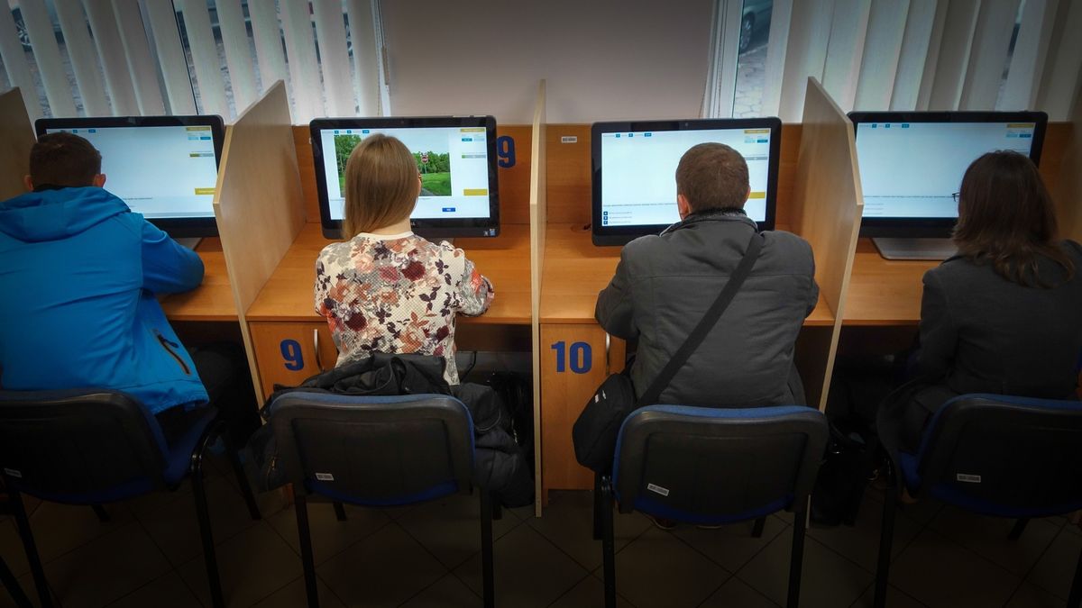 Egzamin teoretyczny to pierwszy, przez który trzeba przejść, aby zdobyć uprawnione prawo jazdy