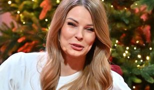 Dziewczęca Małgorzata Tomaszewska. Pozuje w uroczych warkoczykach