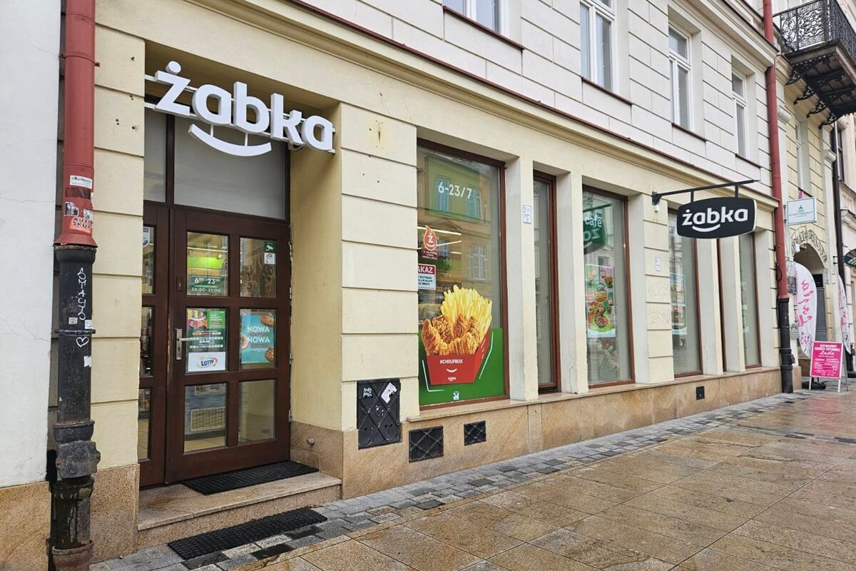 Żabka w centrum nadal bez alkoholu. Szanse na nową koncesję są nikłe