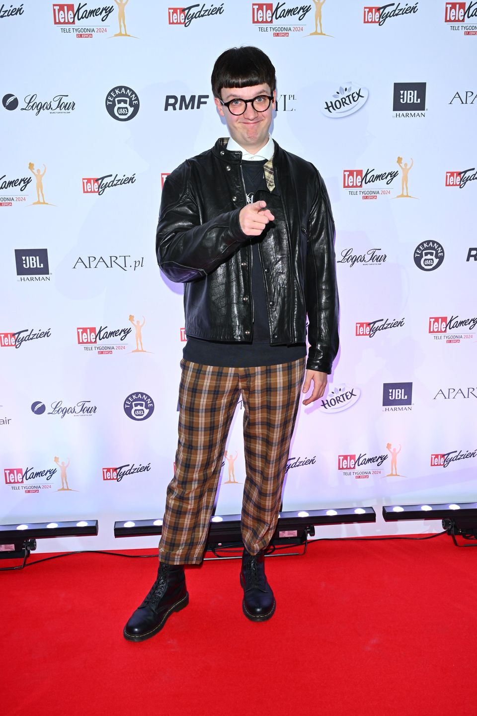 Tłum gwiazd i celebrytów pozuje na Telekamerach