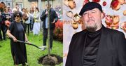 Żona i znajomi Dariusza Gnatowskiego uczcili jego 60. urodziny, sadząc drzewo przed krakowskim teatrem (ZDJĘCIA)