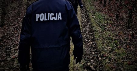 Wychłodzona siedziała przy torowisku. Trudna interwencja policjantów