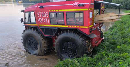 Strażacki SHERP pomaga powodzianom. Jest do zadań specjalnych