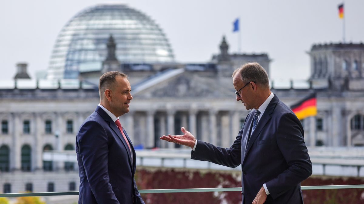 German Chancellor Friedrich Merz (R) welcomes Polish President Karol Nawrocki with a skyline view from the chancellery terrace in Berlin, Germany, 16 September 2025. EPA/OMER MESSINGER / POOL Dostawca: PAP/EPA.