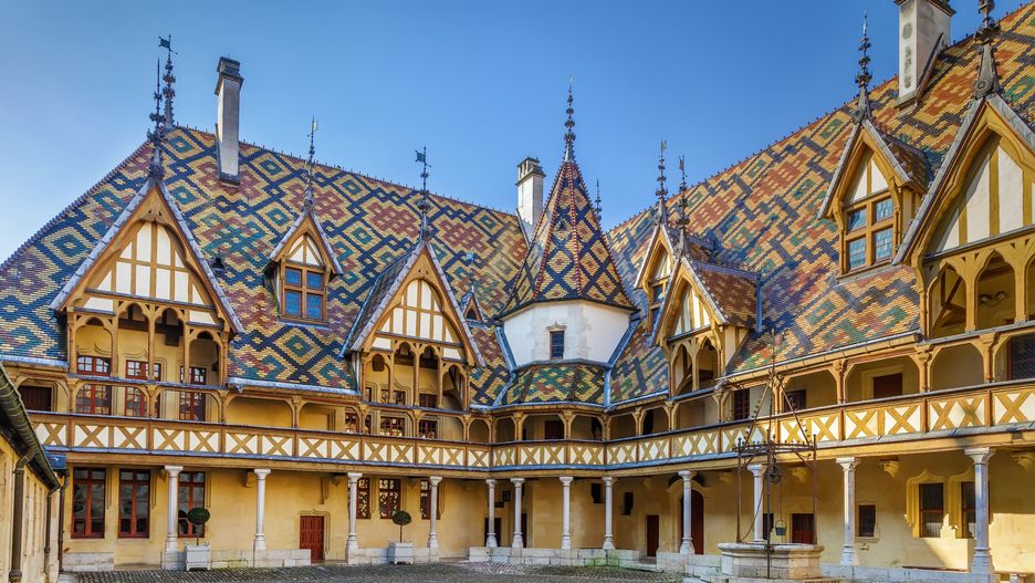 W Hospices de Beaune co roku odbywa się aukcja winiarska
