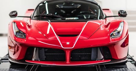 Ferrari LaFerrari ze śniegu. Litwini znaleźli sposób na nudę