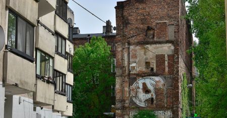 Warszawa. Rozbiórka kamienicy przy Hożej 9A. Groziła zawaleniem