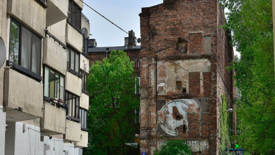 Warszawa. Oficyna kamienicy przy Hożej, figurująca pod numerem 9a, przestała istnieć. O losach działki  w Śródmieściu będzie można zadecydować za trzy lata