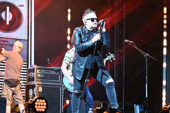 Stalowa Wola: Muniek z zespołem T.Love dał nocny koncert przy błyskawicach na błoniach w Stalowej Woli. Zobacz zdjęcia