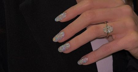 "Sparkly nails" nawet dla minimalistek. Oto 6 najmodniejszych opcji