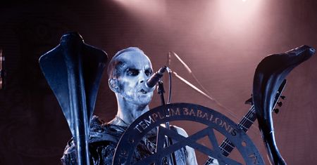 Nergal zagra 22 koncerty! TO BŁĄD?