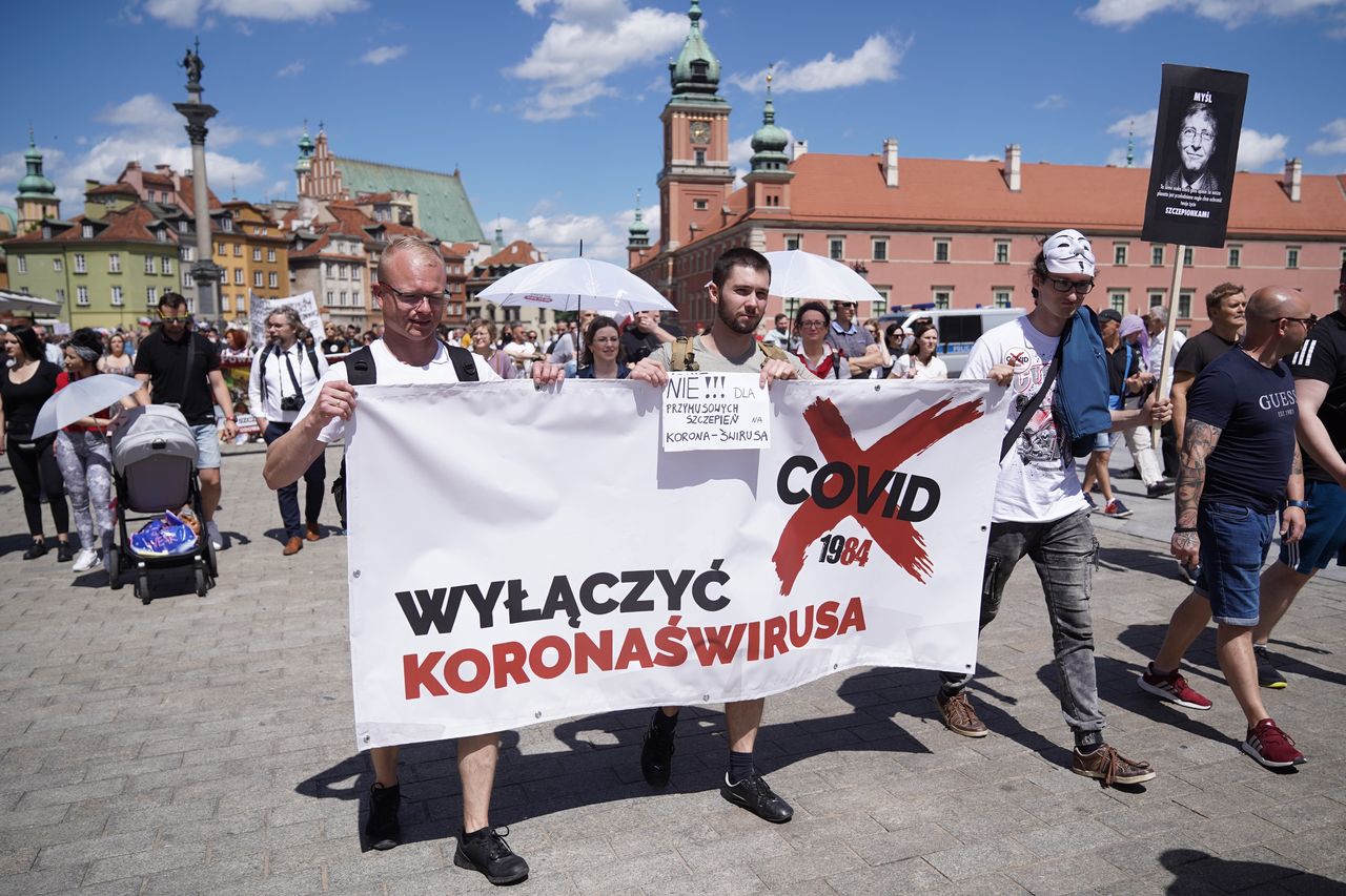 Koronawirus w Polsce. "Koronasceptycy" szykują manifestację w Warszawie. "Odwołać pandemię!"