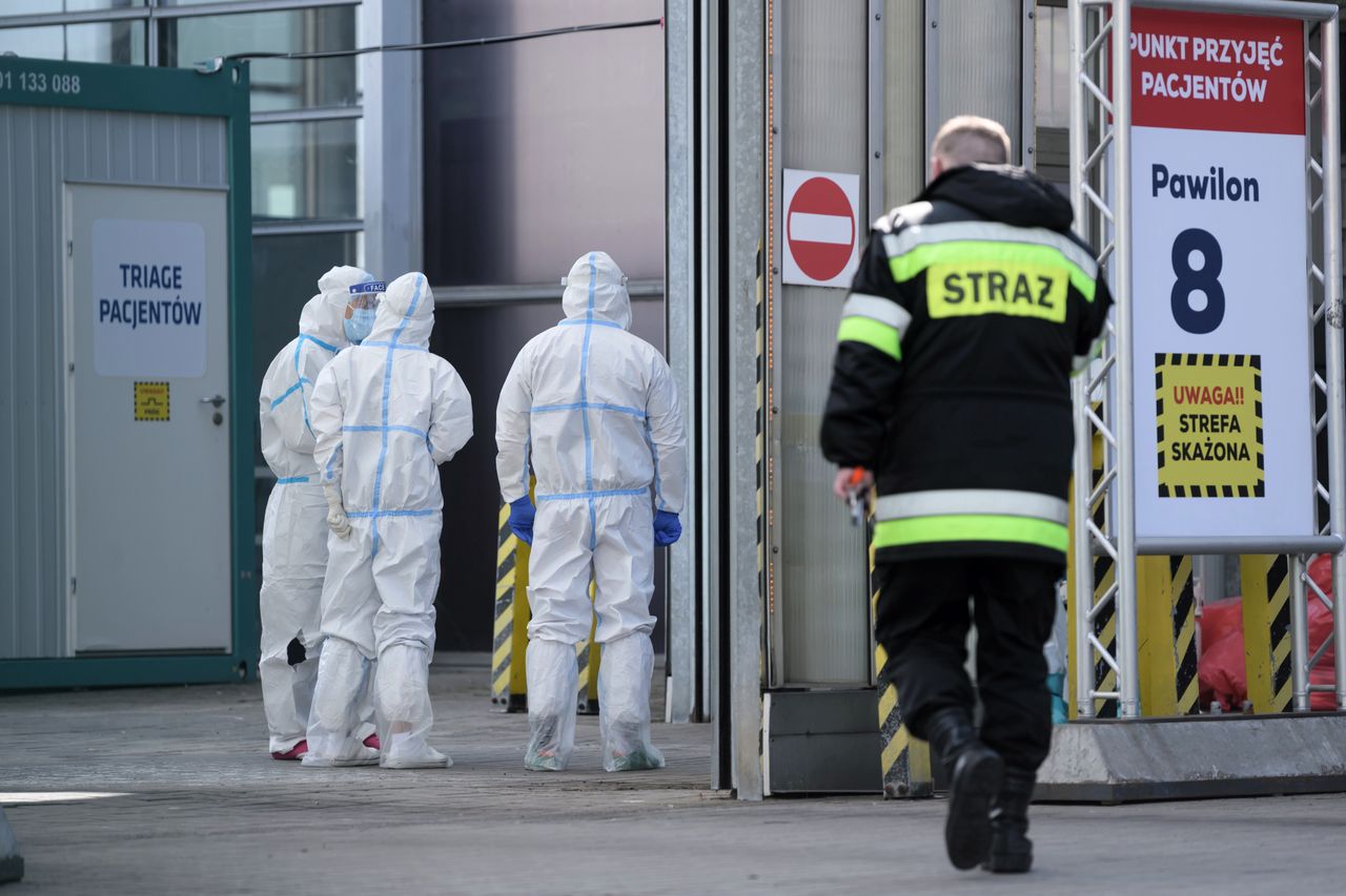 Poznań. Brak tlenu w szpitalu tymczasowym MTP. Zdjęcie z akcji ewakuacyjnej z 30 marca 2021