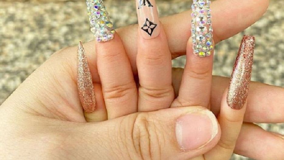 Eksperci ostezegają przed długimi paznokciami u dzieci