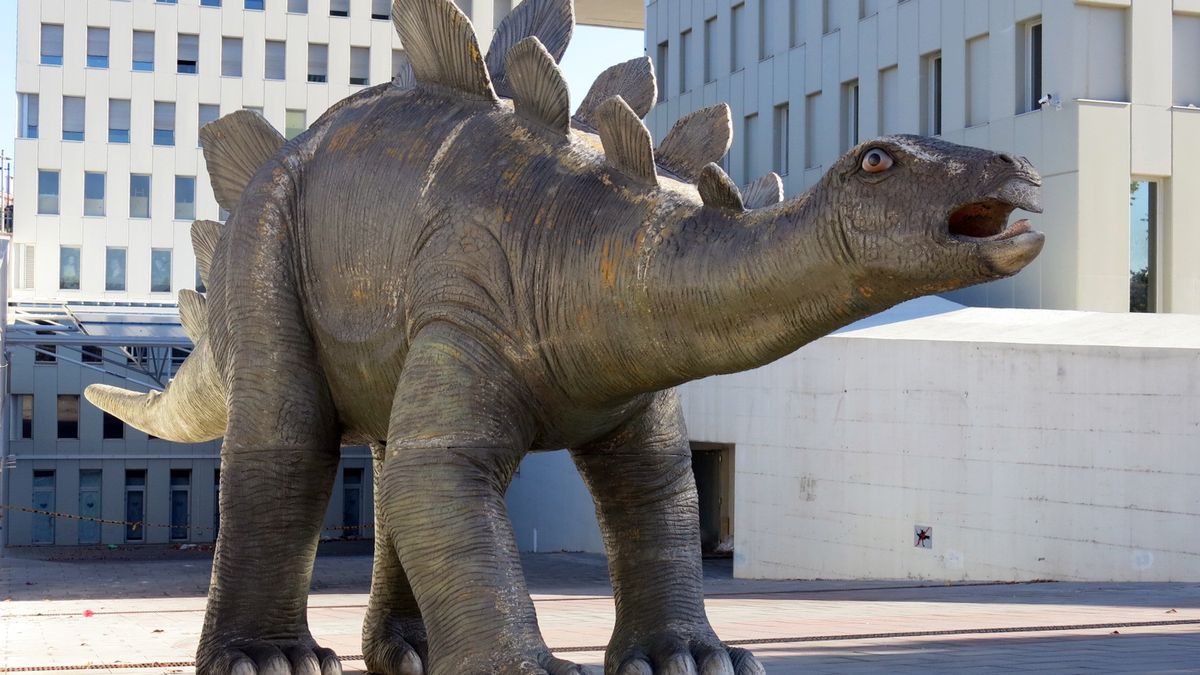 Makabryczne odkrycie w posągu dinozaura w Hiszpanii