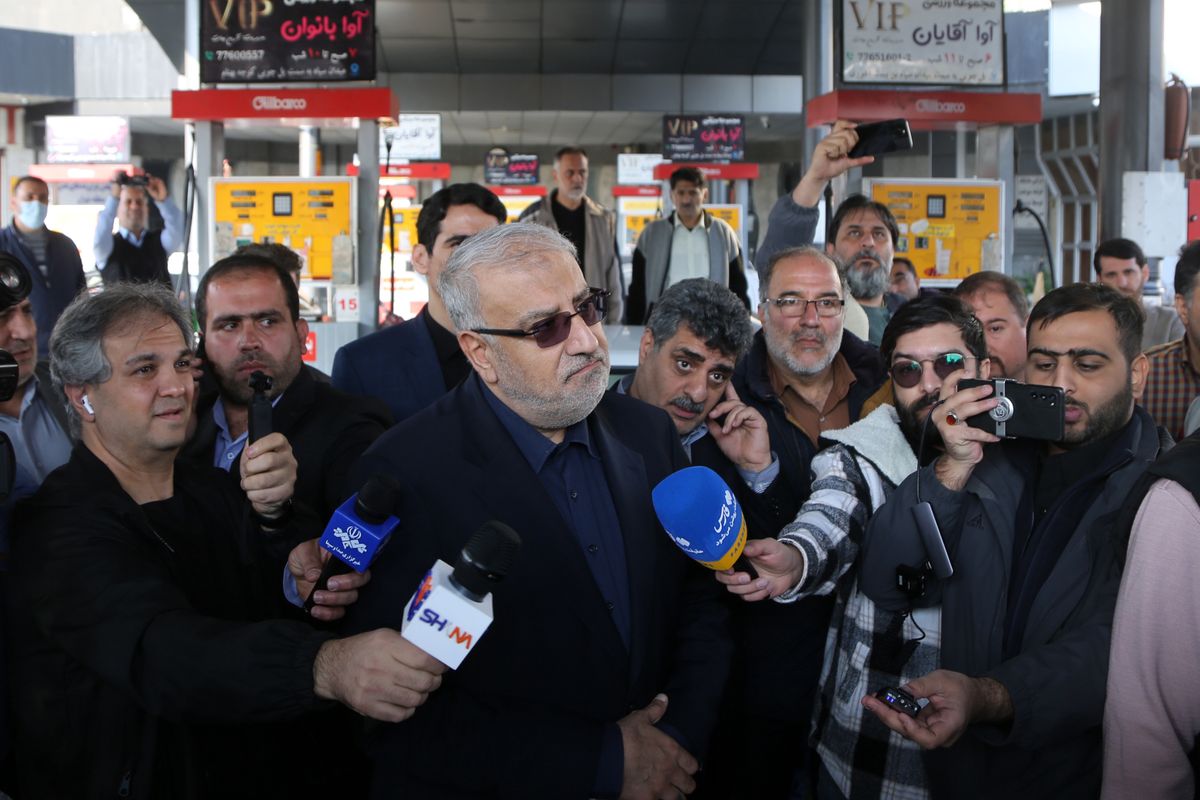 Minister Javad Owji rozmawia z mediami na stacji benzynowej w Teheranie.

