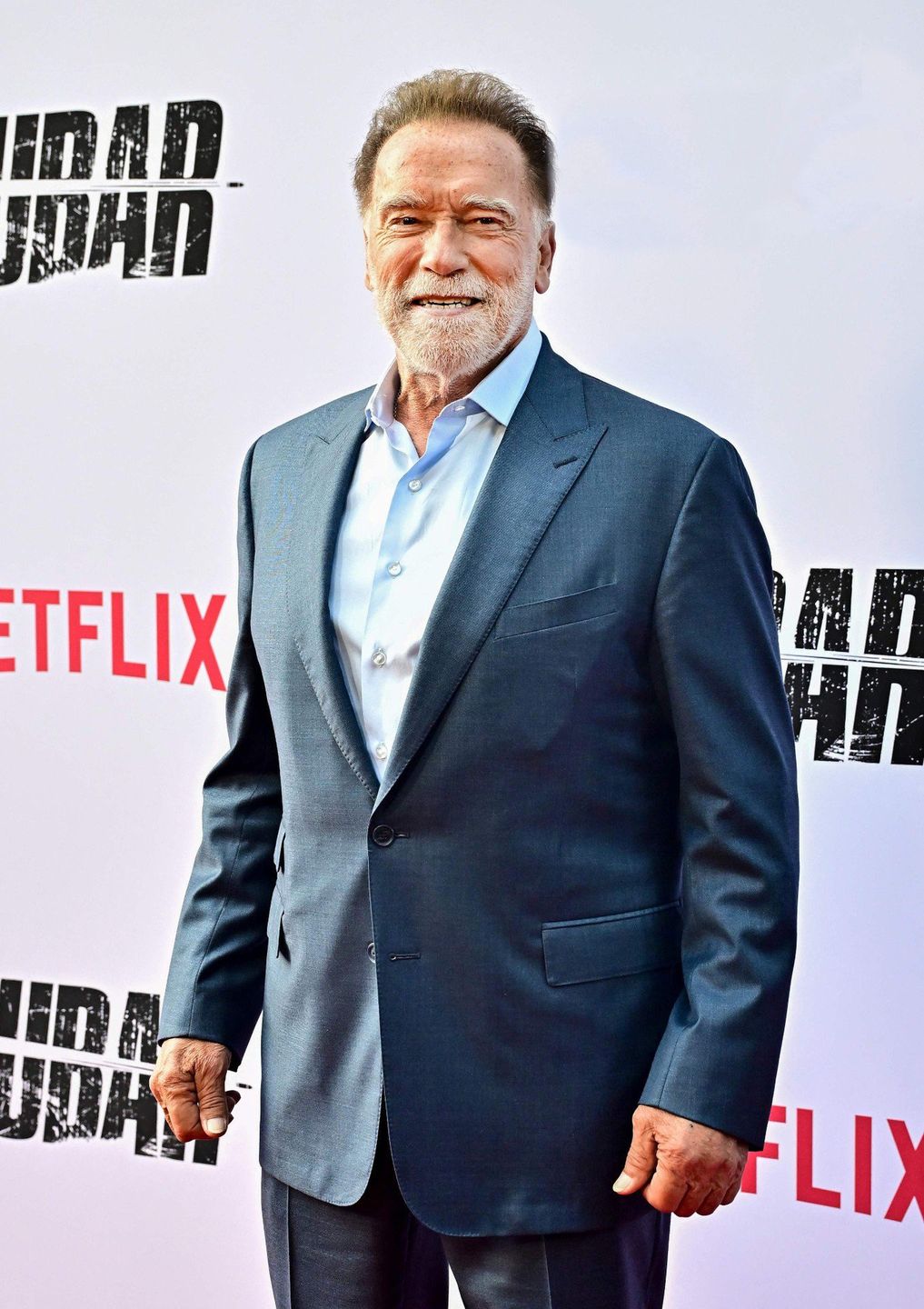 Arnold Schwarzenegger ma 77 lat i nie zwalnia tempa. Oprócz tego, że nadal jest aktywny zawodowo to także trenuje, a jego dewiza to: &#34;jeśli się nie ruszasz, rdzewiejesz&#34;.