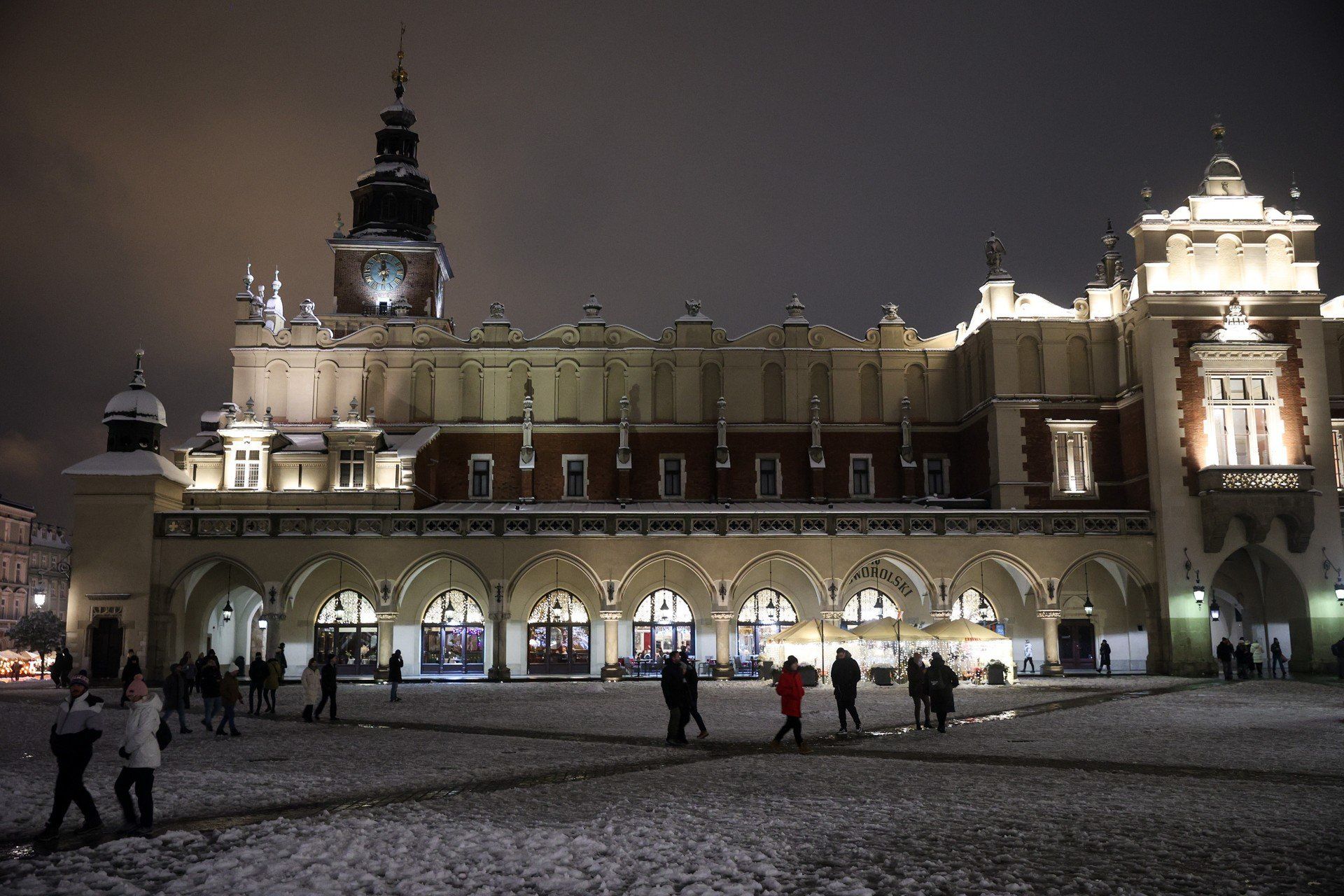 Kraków przykryty śniegiem potrafi zachwycić. Niedzielny wieczór na Starym Mieście