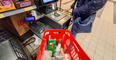 Ukryte funkcje kas samoobsługowych w Biedronce. Możesz zaoszczędzić