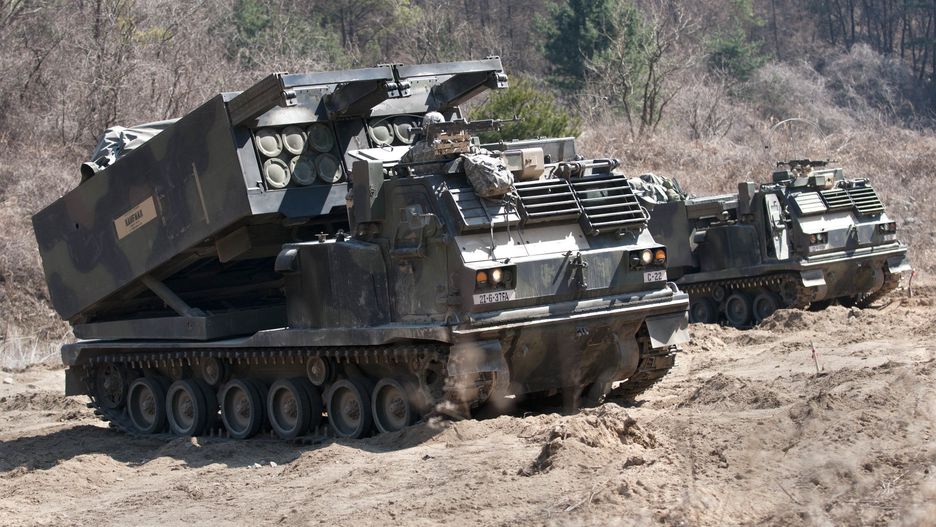  Amerykanie podjęli decyzję o przekazaniu Ukrainie systemów rakietowych rodziny gąsienicowych M270 MLRS oraz kołowych M142 HIMARS. 