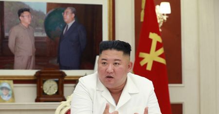 Stracili wszystko. Kim Dzong Un przyjechał do zniszczonej wioski luksusowym SUV-em