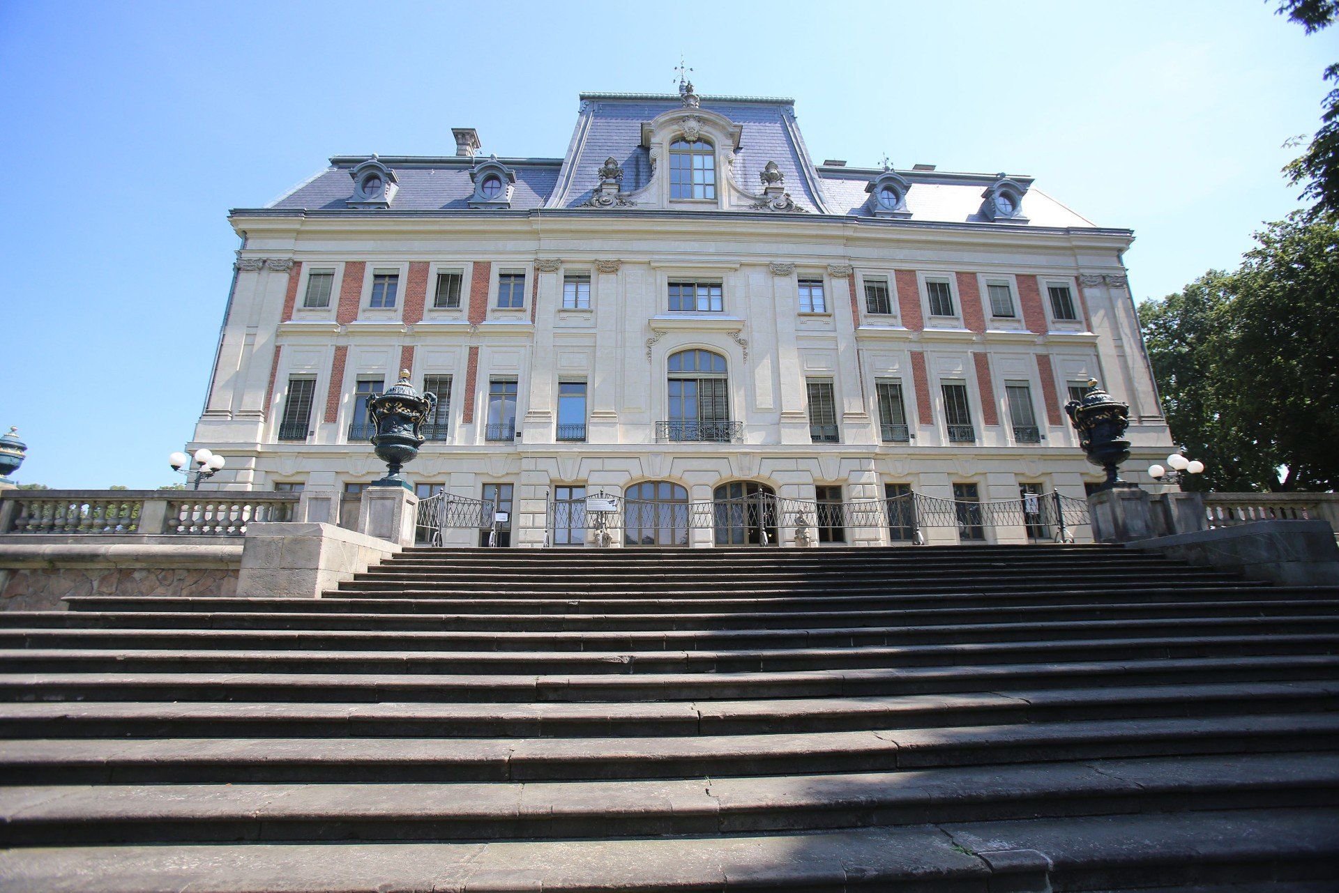 Choć muzeum nazywa się Zamkowe, w Pszczynie stoi tak naprawdę nie zamek, lecz elegancki pałac w stylu francuskim.
