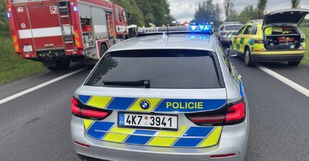Auto osobowe zmiażdżone pomiędzy ciężarówkami. Wideo trafiło do sieci