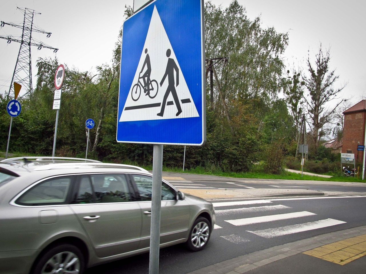 To wykroczenie to 1500 zł mandatu i 15 punktów karnych. Nie wszyscy kierowcy znają zasadę