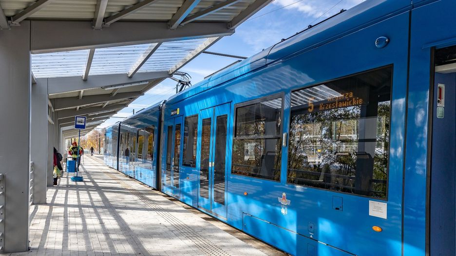 Od soboty 25 października tramwaje wróciły na pętlę na Wzgórzach Krzesławickich. Jednak miejsce to nadal jest w przebudowie, która potrwa jeszcze do przełomu 2025 i 2026 roku