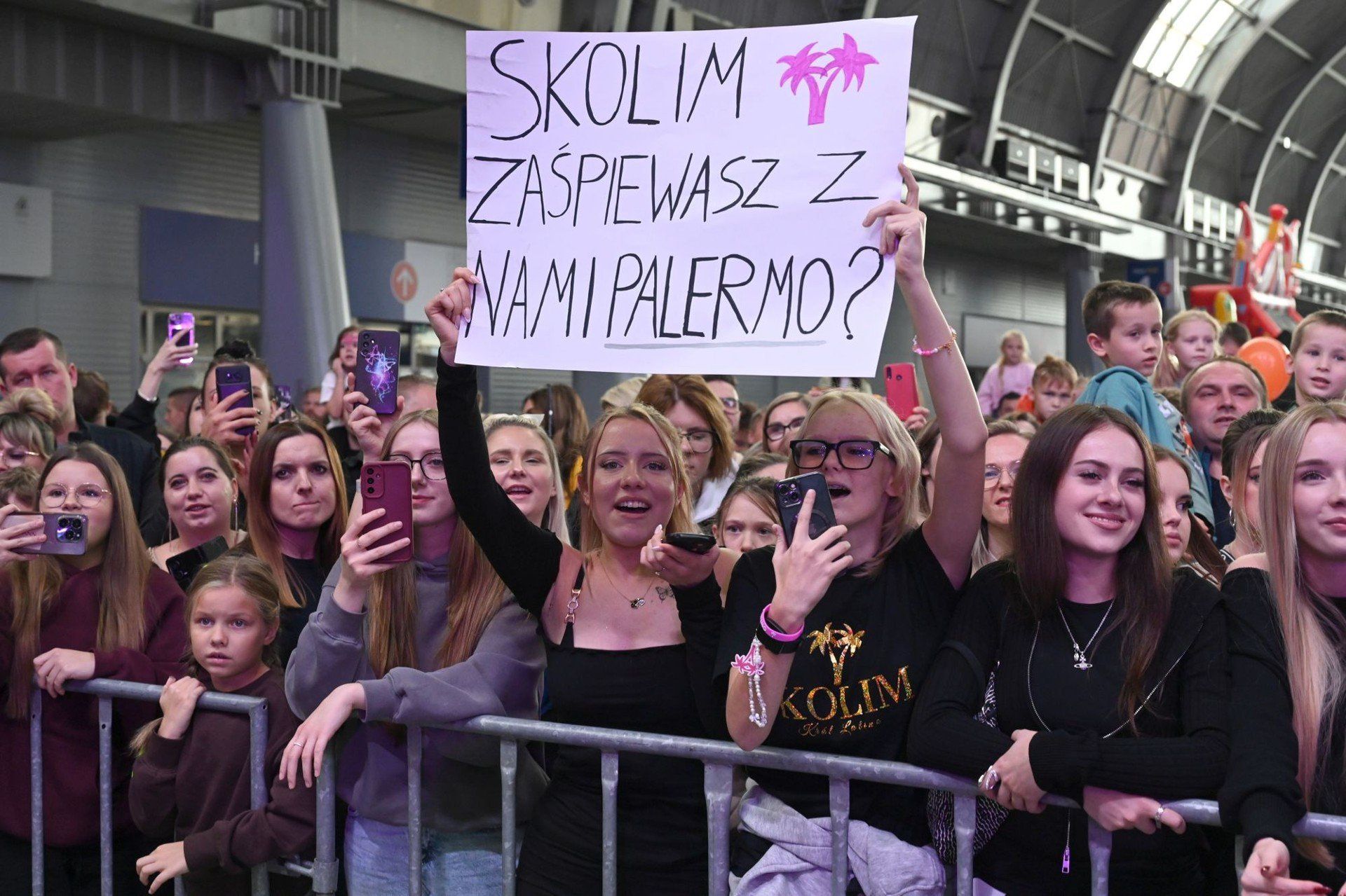 Publiczność zgromadzona pod sceną szalała 