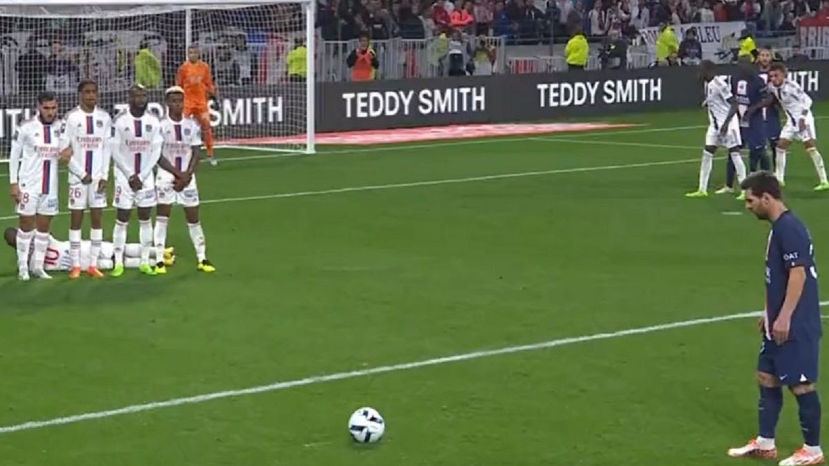 Lionel Messi przed rzutem wolnym w meczu z Lyonem