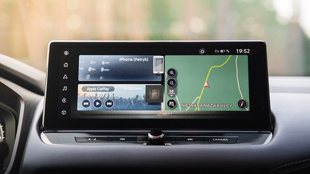 Multimedia NissanConnect z dotykowym ekranem o przekątnej 12,3 cala kryją w sobie łatwą integrację ze smartfonami Apple CarPlay i Android Auto czy nawigację z mapami 3D marki TomTom.