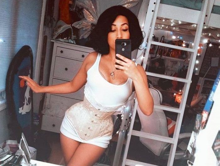 Dzięki gorsetom ortopedycznym ma jedną z najwęższych talii w Wielkiej Brytanii. Tylko 45 cm!