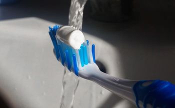 Moczysz szczoteczkę przed myciem zębów? Dentysta nie ma wątpkiwości
