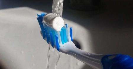 Moczysz szczoteczkę przed myciem zębów? Jednoznaczna opinia dentysty