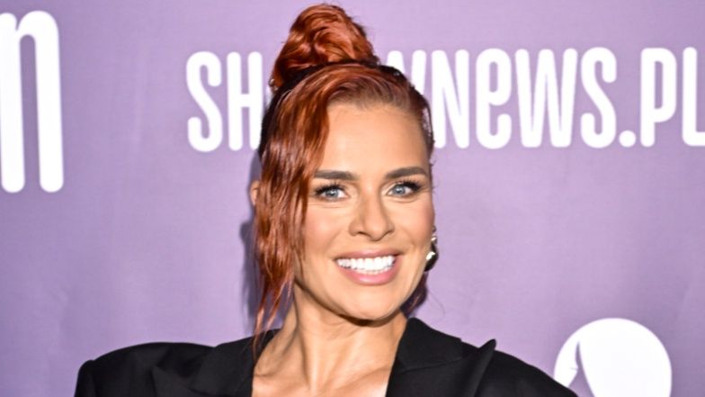 Natasza Urbańska prezentuje na ściance wyrzeźbiony brzuch