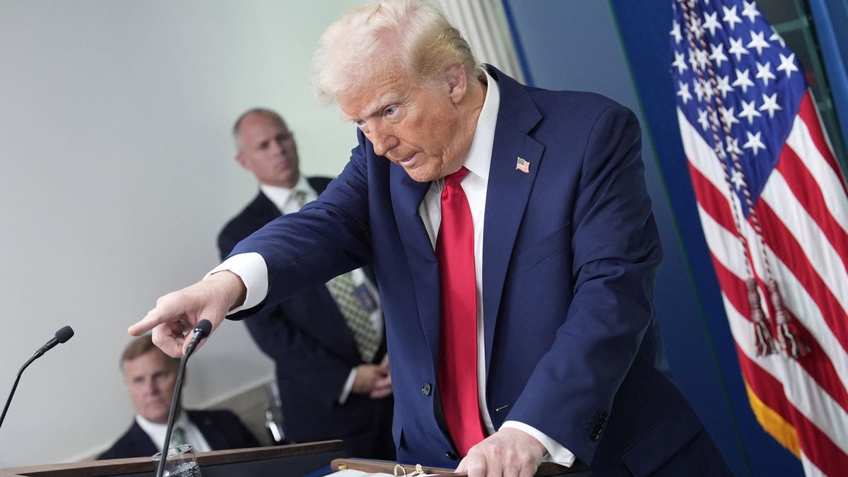 Donald Trump about plane crash - Washington
US President Donald Trump speaks about a collision involving an American Airlines passenger jet and an Army helicopter during a press briefing at the White House in Washington on January 30, 2025. Photo by Yuri Gripas/ABACAPRESS.COM 
Dostawca: PAP/Abaca
Pool/ABACA
polityka