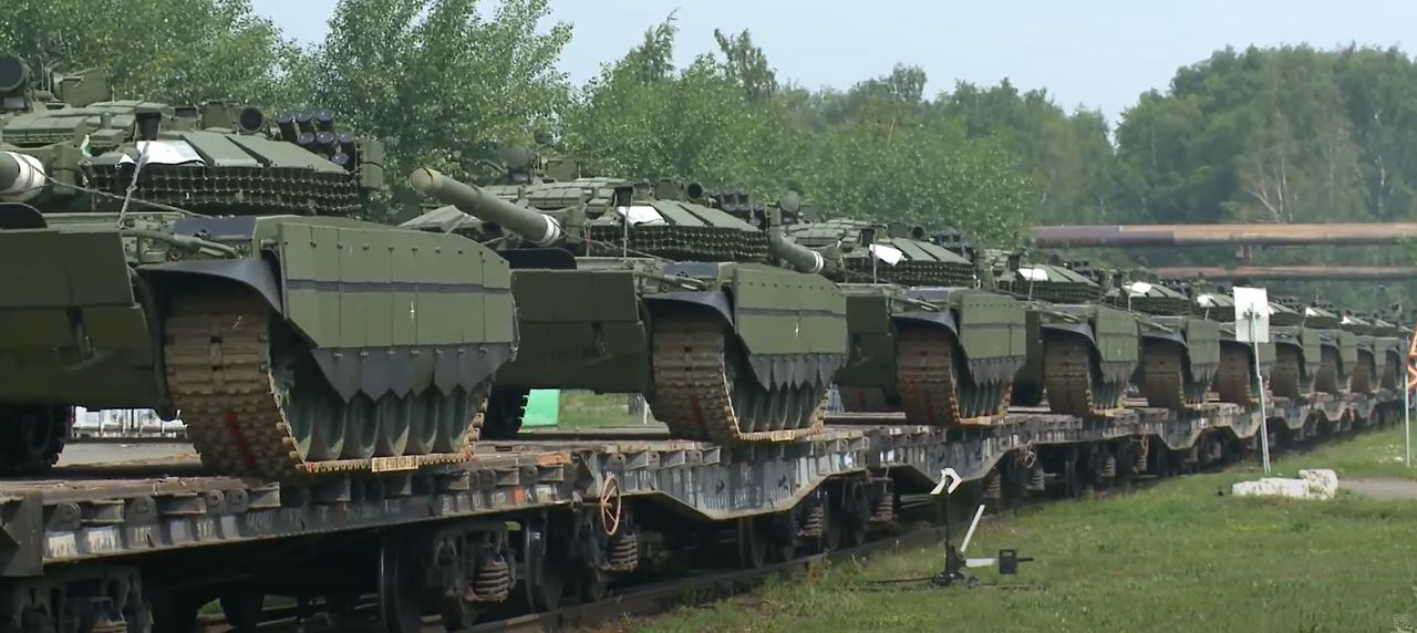 Delivery of Russian tanks to the front.