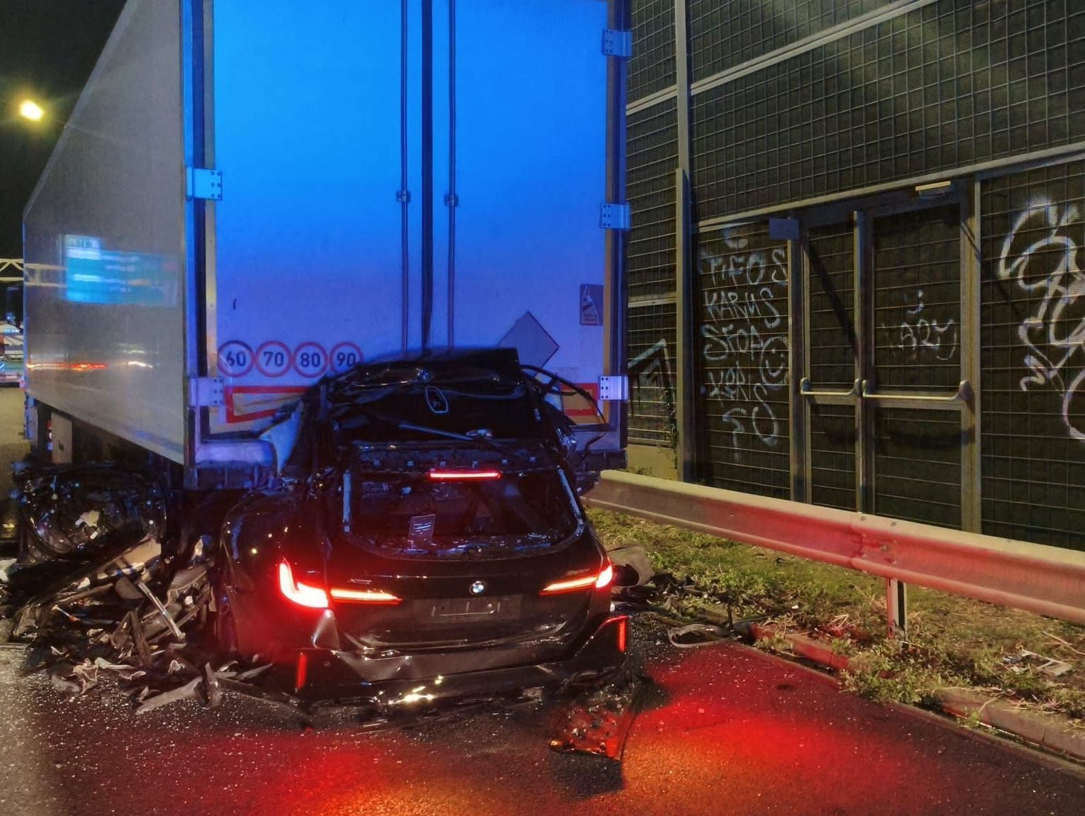 Marki: Śmiertelny wypadek na S8. BMW uderzyło w ciężarówkę. Policja szuka świadków