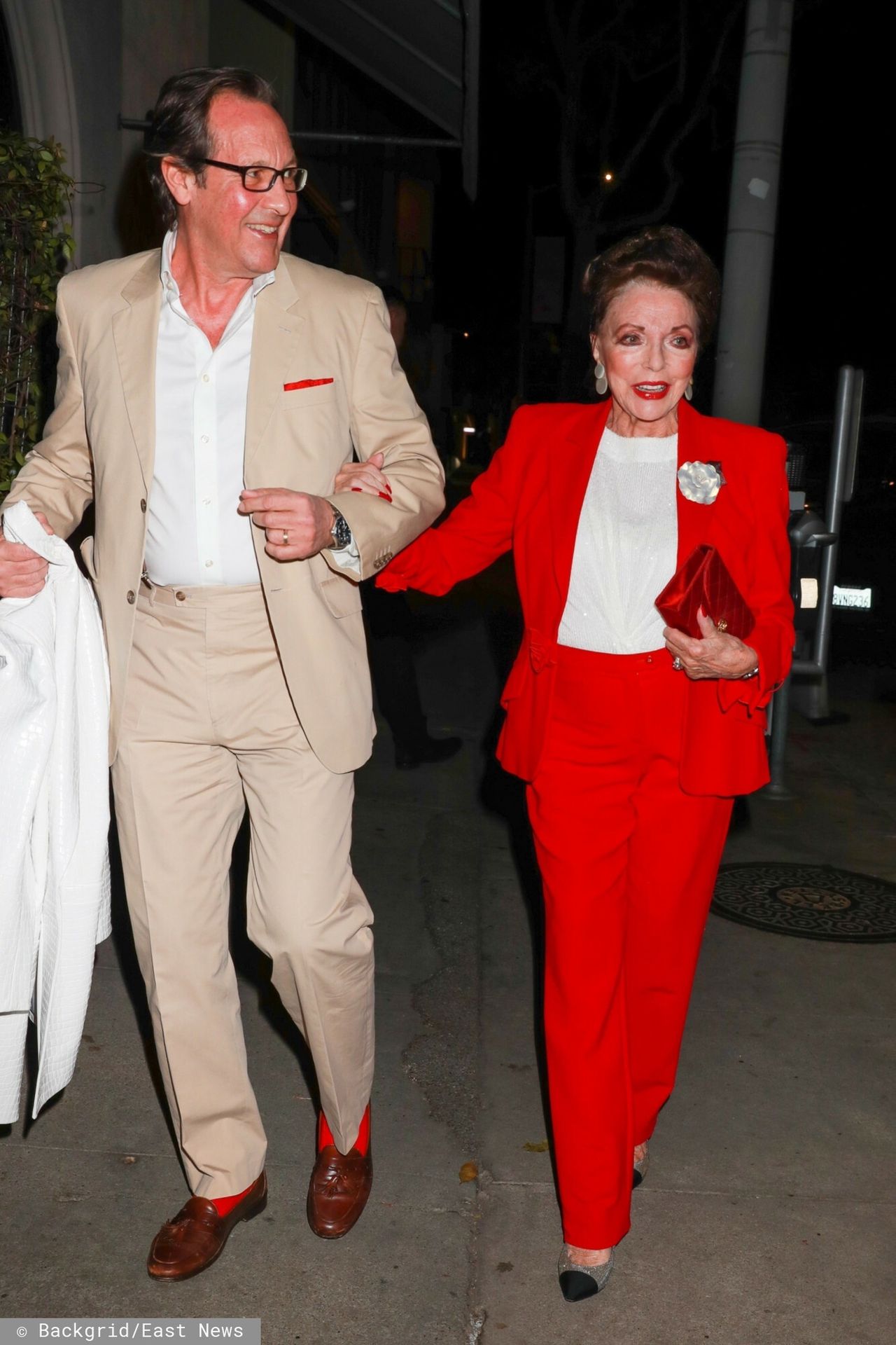 Joan Collins zaprezentowała się w czerwonym garniturze 
