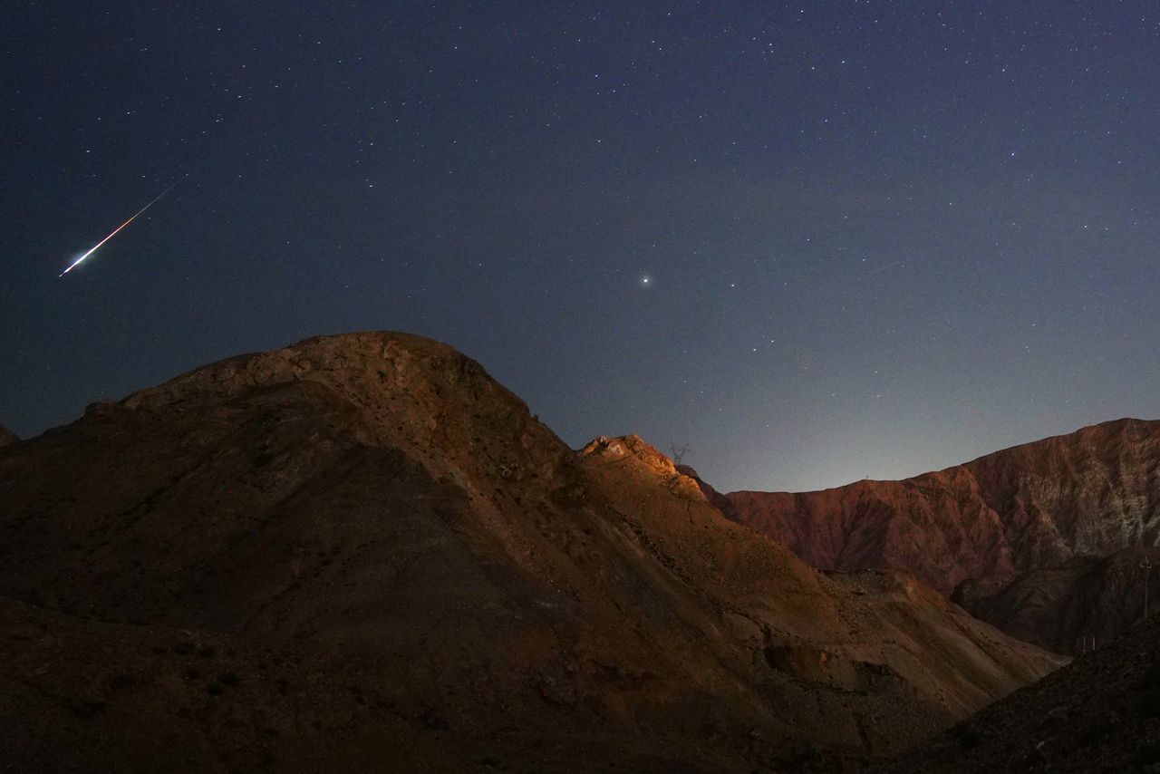 Noc spadających gwiazd. Wkrótce Perseidy. Wcześniej lipcowy deszcz meteorów