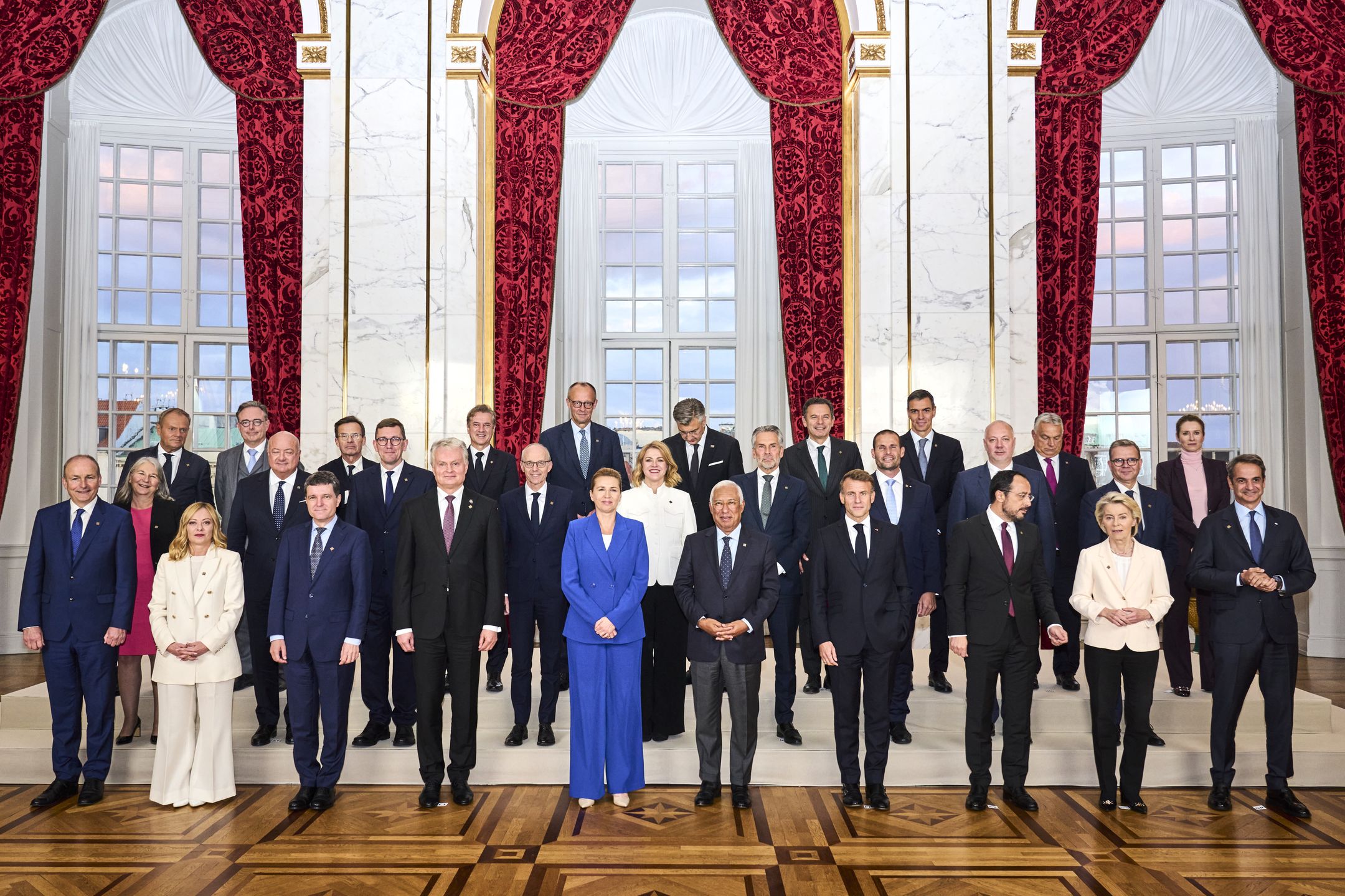 The EU's top leaders take a group photo in the Danish parliament at Christiansborg Castle in Copenhagen, Denmark, 01 October 2025, as they gather for an informal meeting of EU heads of state and government. EPA/THOMAS TRAASDAHL DENMARK OUT Dostawca: PAP/EPA.