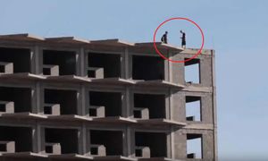 Wchodzą na "budynek śmierci". Turyści igrają z losem