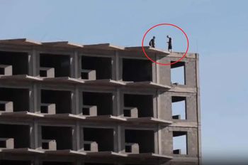 Wchodzą na "budynek śmierci". Turyści igrają z losem