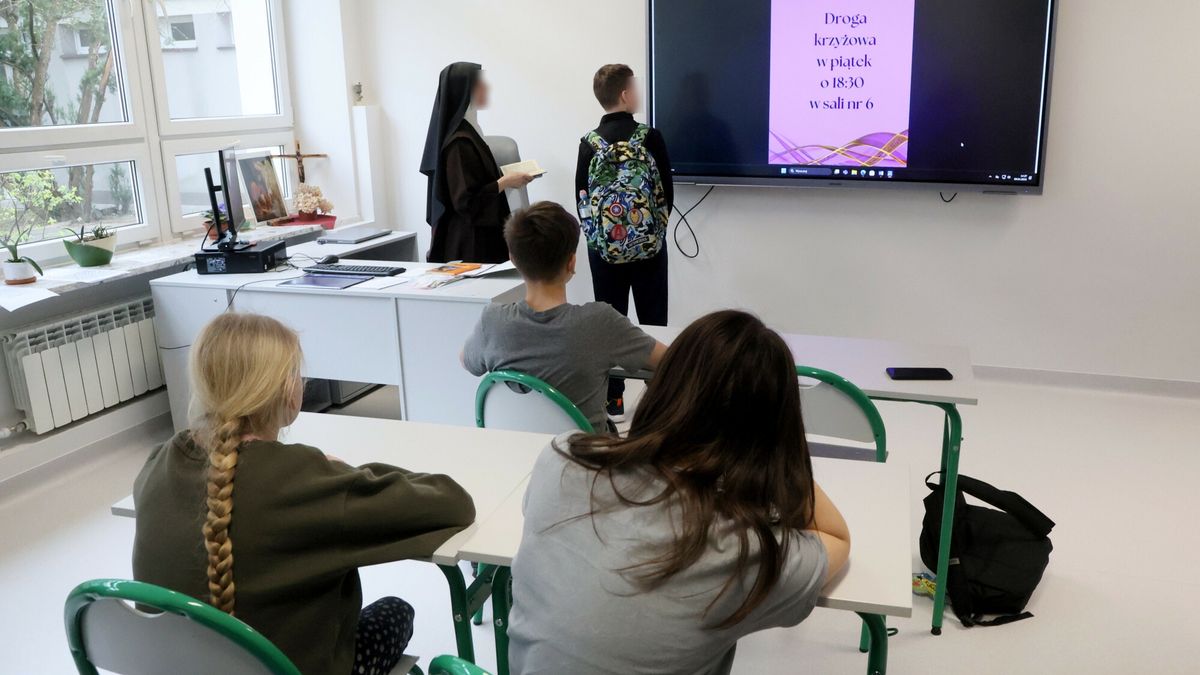 Inwestycje w Mazowieckim Centrum Rehabilitacji Stocer
Fot. Wojciech Olkusnik/East News, 09.04.2025. Podsumowanie inwestycji w Mazowieckim Centrum Rehabilitacji "Stocer" w Konstancinie-Jeziornie. N/z Zespol Szkol w Centrum Rehabilitacji. Lekcja religii.
Wojciech Olkusnik