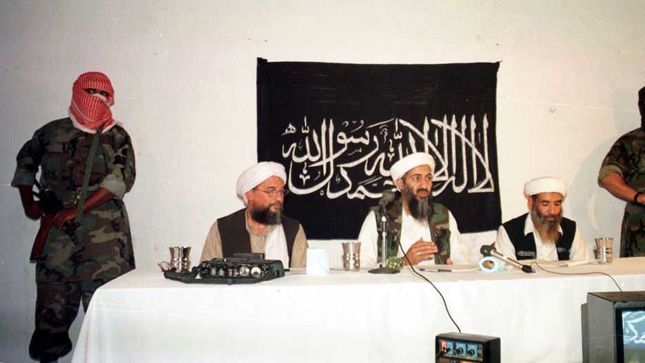 Az-Zawahiri żyje? W sieci pojawiło się nagranie. Zdjęcie ilustracyjne z maja 1998 roku. W centralnej części kadru Osama bin Laden, po lewej od niego Ajman az-Zawahiri 