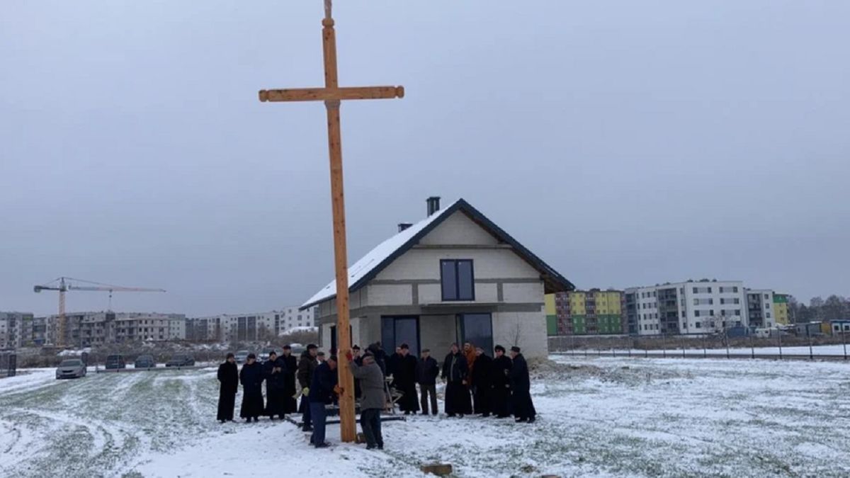 Na stronie parafii można znaleźć całą dokumentację fotograficzną o wzniesieniu krzyża w miejscu przyszłej parafii