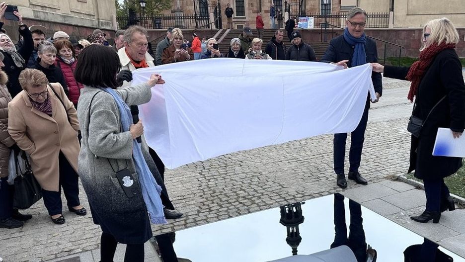 9 tysięcy z budżetu miasta czy 87 tysięcy z kieszeni podatników? Tak wyglądało odsłonięcie instalacji &#34;Niebo Kielc&#34; na placu Najświętszej Marii Panny.