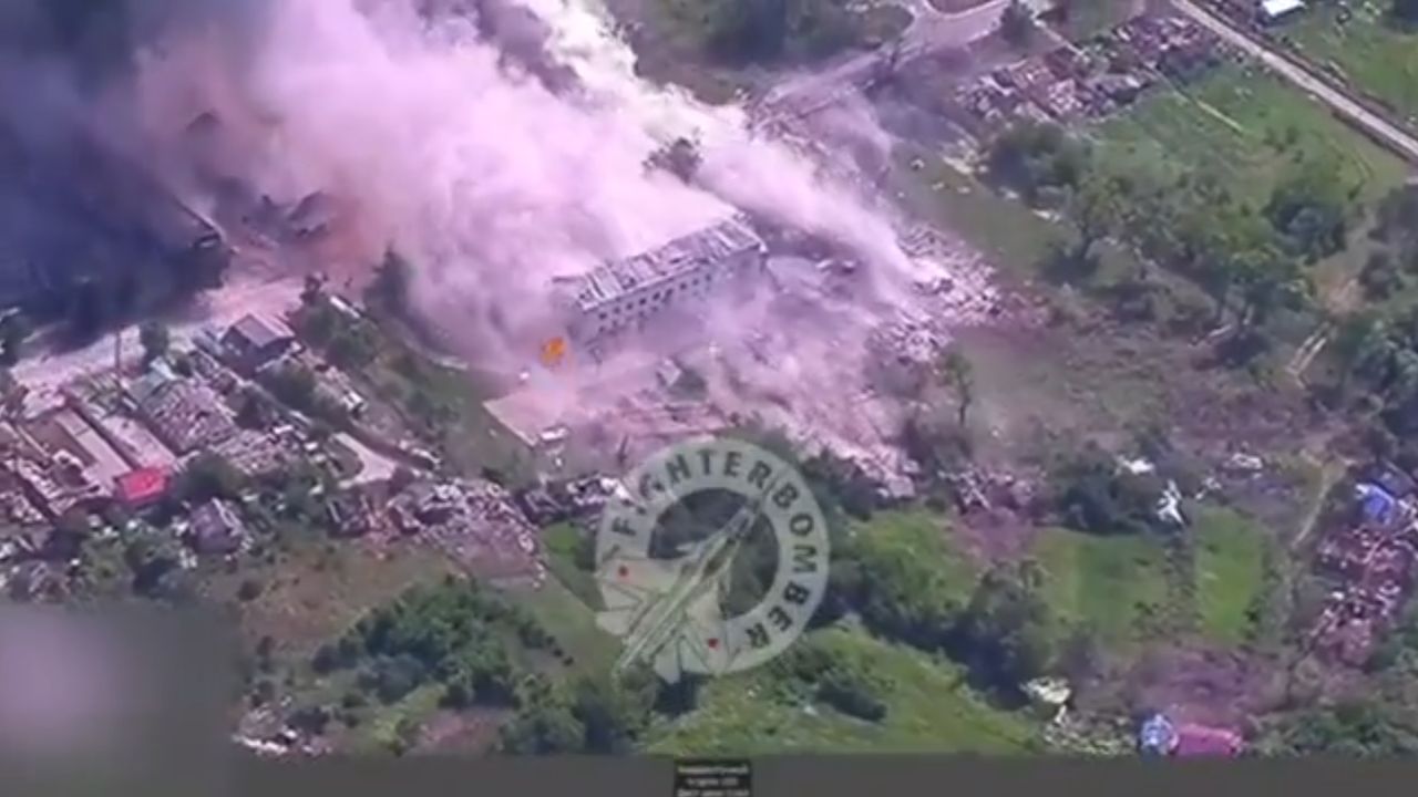 Efekt trafienia bomby FAB-3000 gdzieś w obwodzie charkowskim.