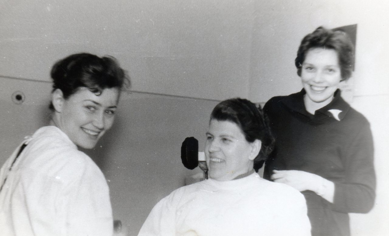 T. Radecka-Kozłowska (z lewej) i Helena Treczyńska (na fotelu), Budry, kwiecień 1962
